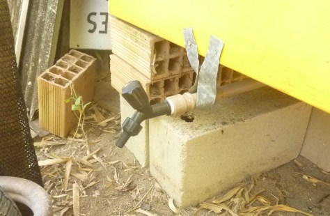 tap for monitoring the worm casting liquid evacuation